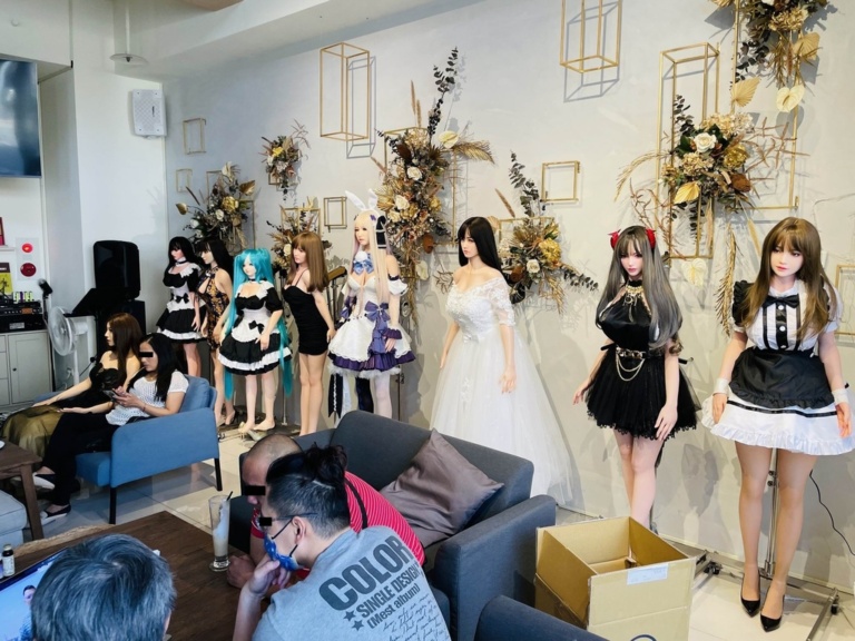 mitica doll cafe photo